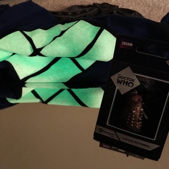 NWOT- Dr. Who T- Shirt glo in dark & Diecast Dalek available only in UK - Picture 2 of 8